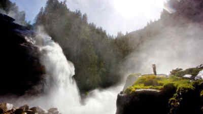 WasserWelten Krimml - Person steht vor einem Wasserfall