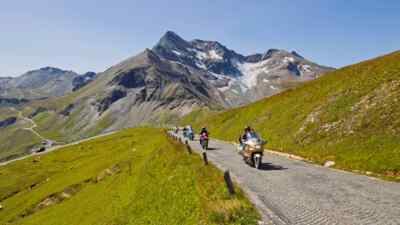Motorcyclists on the road to Edelweissspitze