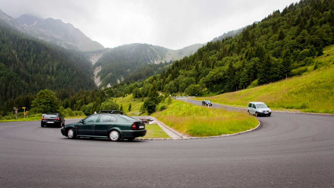 Kehre mit 4 Autos Gerlos Alpenstrasse